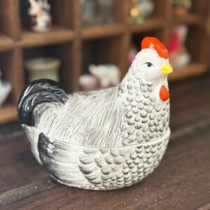 Vintage Mann MCMLXXX 1980’s hand-painted porcelain chicken container trinket.